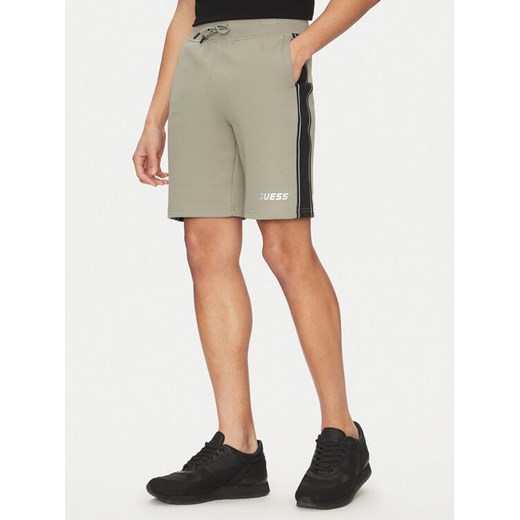Guess Szorty materiałowe Z4RD04 KB3P2 Zielony Regular Fit ze sklepu MODIVO w kategorii Spodenki męskie - zdjęcie 182702677