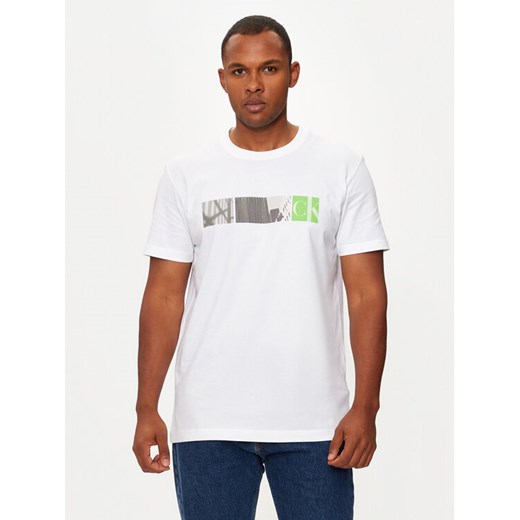 Calvin Klein Jeans T-Shirt City Block J30J326865 Biały Regular Fit ze sklepu MODIVO w kategorii T-shirty męskie - zdjęcie 182703606