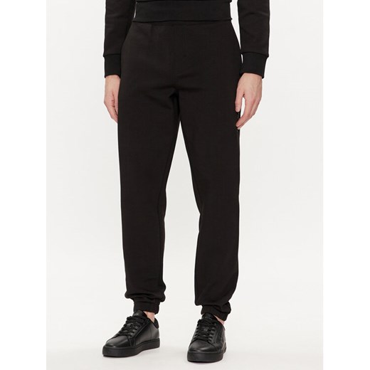 Calvin Klein Spodnie dresowe Color Embossed Logo K10K112688 Czarny Regular Fit ze sklepu MODIVO w kategorii Spodnie męskie - zdjęcie 182703869