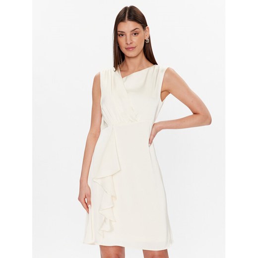 DKNY Sukienka koktajlowa DD2K2383 Écru Regular Fit ze sklepu MODIVO w kategorii Sukienki - zdjęcie 182704098