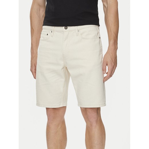 Calvin Klein Szorty jeansowe K10K112942 Écru Regular Fit ze sklepu MODIVO w kategorii Spodenki męskie - zdjęcie 182704205