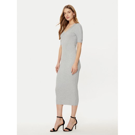Guess Sukienka dzianinowa W5RK11 Z2V62 Szary Bodycon Fit ze sklepu MODIVO w kategorii Sukienki - zdjęcie 182704936