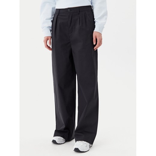 New Balance Spodnie materiałowe Boylston WP51538 Czarny Relaxed Fit ze sklepu MODIVO w kategorii Spodnie damskie - zdjęcie 182705715