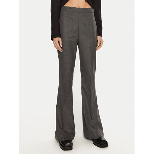 Gestuz Spodnie materiałowe Paula 10909377 Szary Flare Fit ze sklepu MODIVO w kategorii Spodnie damskie - zdjęcie 182706539