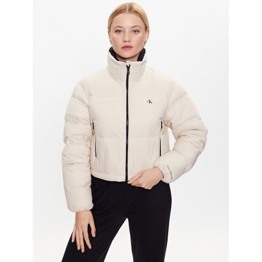 Calvin Klein Jeans Kurtka puchowa J20J221649 Écru Cropped Fit ze sklepu MODIVO w kategorii Kurtki damskie - zdjęcie 182707056