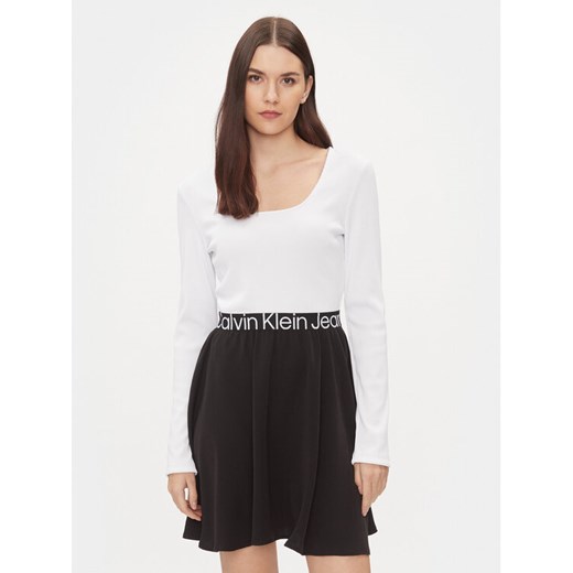 Calvin Klein Jeans Sukienka codzienna J20J222523 Kolorowy Regular Fit ze sklepu MODIVO w kategorii Sukienki - zdjęcie 182707667