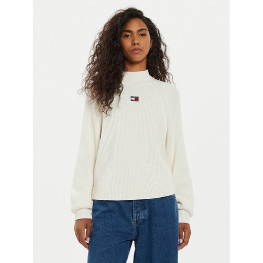 Tommy Jeans Golf Tjw Badge DW0DW19912 Écru Regular Fit ze sklepu MODIVO w kategorii Swetry damskie - zdjęcie 182708556