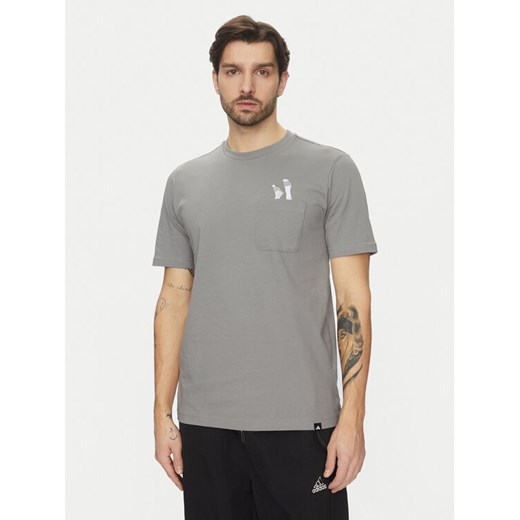 adidas T-Shirt Lounge Slides Graphic Pocket JC5284 Szary Regular Fit ze sklepu MODIVO w kategorii T-shirty męskie - zdjęcie 182709348