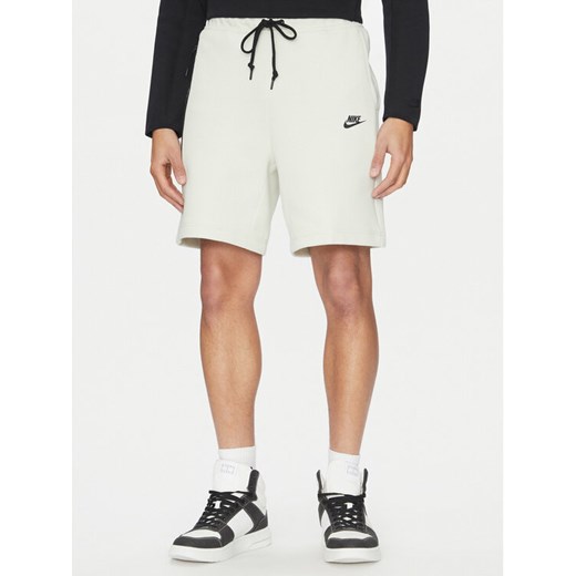 Nike Szorty sportowe FB8171 Écru Standard Fit ze sklepu MODIVO w kategorii Spodenki męskie - zdjęcie 182709518
