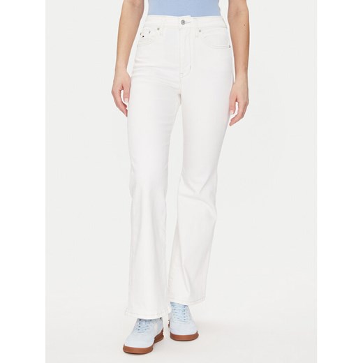 Tommy Jeans Jeansy Sylvia Hgh Flr Bg4293 DW0DW20032 Biały Regular Fit ze sklepu MODIVO w kategorii Jeansy damskie - zdjęcie 182709649
