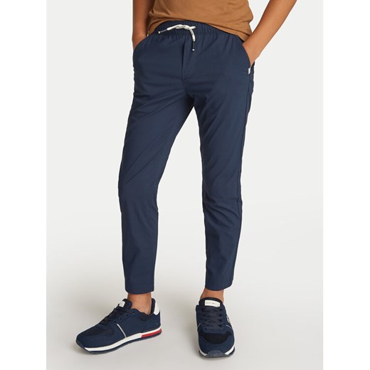 Tommy Hilfiger Spodnie materiałowe KB0KB09306 Granatowy Slim Fit ze sklepu MODIVO w kategorii Spodnie chłopięce - zdjęcie 182711855
