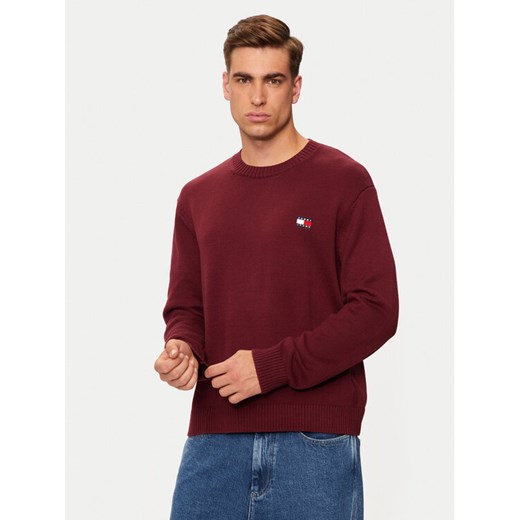 Tommy Jeans Sweter Badge DM0DM20706 Bordowy Regular Fit ze sklepu MODIVO w kategorii Swetry męskie - zdjęcie 182711909
