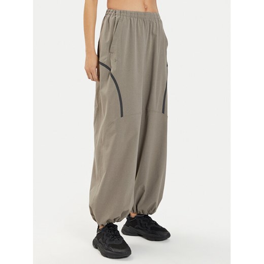 Under Armour Spodnie dresowe Ua Unstoppable Airvent Parachute Pant 1382740-200 Szary Loose Fit ze sklepu MODIVO w kategorii Spodnie damskie - zdjęcie 182712079