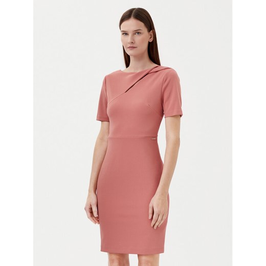 Calvin Klein Sukienka koktajlowa K20K208174 Różowy Regular Fit ze sklepu MODIVO w kategorii Sukienki - zdjęcie 182712585