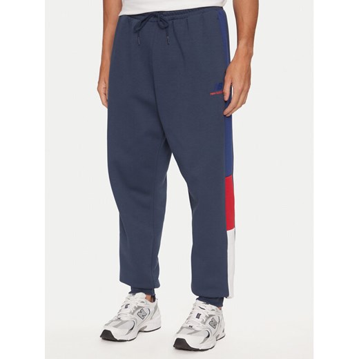 New Balance Spodnie dresowe MP43522NNY Niebieski Relaxed Fit ze sklepu MODIVO w kategorii Spodnie męskie - zdjęcie 182712635