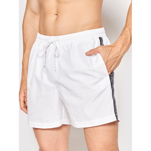 Calvin Klein Swimwear Szorty kąpielowe Medium Drawstringnos KM0KM00741 Biały Regular Fit ze sklepu MODIVO w kategorii Kąpielówki - zdjęcie 182712907