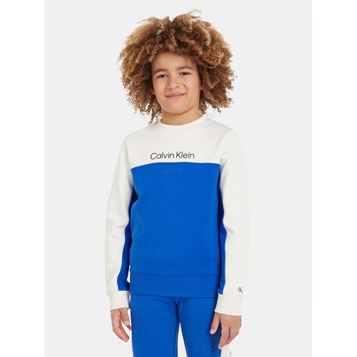 Calvin Klein Jeans Bluza Color Block IB0IB01866 Niebieski Regular Fit ze sklepu MODIVO w kategorii Bluzy chłopięce - zdjęcie 182713416