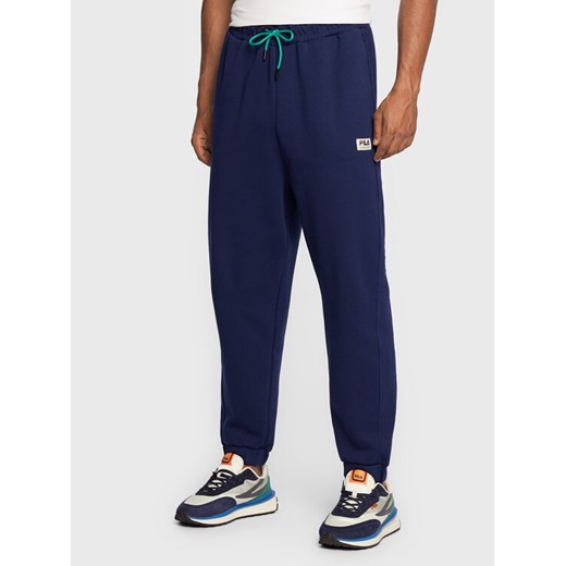 Fila Spodnie dresowe Tricase FAM0153 Granatowy Oversize ze sklepu MODIVO w kategorii Spodnie męskie - zdjęcie 182713437