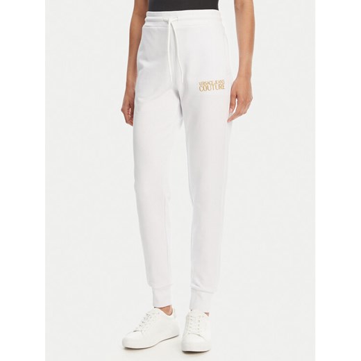 Versace Jeans Couture Spodnie dresowe 78HAAT06 Biały Regular Fit ze sklepu MODIVO w kategorii Spodnie damskie - zdjęcie 182714496
