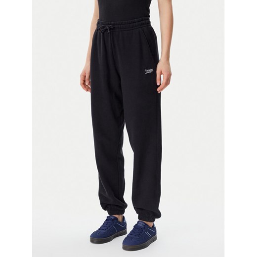 Tommy Jeans Spodnie dresowe Script DW0DW20670 Czarny Relaxed Fit ze sklepu MODIVO w kategorii Spodnie damskie - zdjęcie 182715036