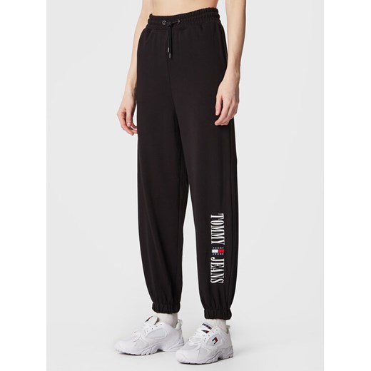 Tommy Jeans Spodnie dresowe Archive DW0DW14994 Czarny Relaxed Fit ze sklepu MODIVO w kategorii Spodnie damskie - zdjęcie 182715137