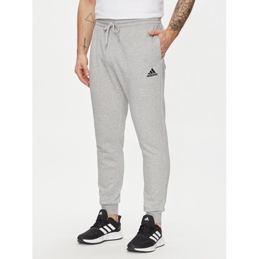 adidas Spodnie dresowe Essentials Fleece HL2230 Szary Regular Fit ze sklepu MODIVO w kategorii Spodnie męskie - zdjęcie 182715289
