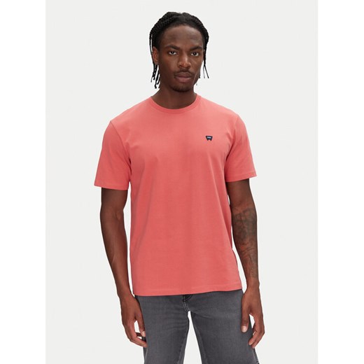 Wrangler T-Shirt Sign Off 112362687 Czerwony Regular Fit ze sklepu MODIVO w kategorii T-shirty męskie - zdjęcie 182716305