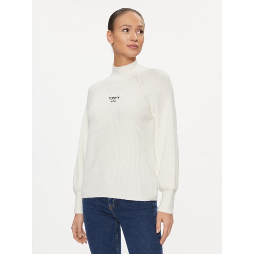 Tommy Jeans Golf Lofty DW0DW16524 Écru Relaxed Fit ze sklepu MODIVO w kategorii Swetry damskie - zdjęcie 182716377