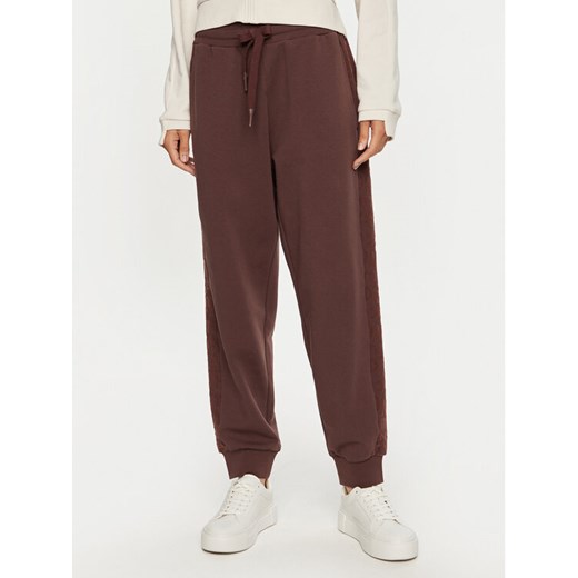 EA7 Emporio Armani Spodnie dresowe 7W000008 AF10195 UA006 Brązowy Loose Fit ze sklepu MODIVO w kategorii Spodnie damskie - zdjęcie 182717348