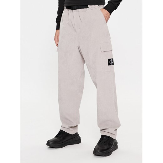 Calvin Klein Jeans Spodnie materiałowe J30J324035 Szary Relaxed Fit ze sklepu MODIVO w kategorii Spodnie męskie - zdjęcie 182717579