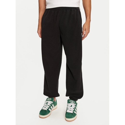 adidas Spodnie dresowe adicolor 3-Stripes IZ4798 Czarny Regular Fit ze sklepu MODIVO w kategorii Spodnie męskie - zdjęcie 182718919