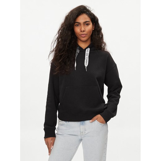 Tommy Jeans Bluza Logo Drawcord DW0DW17794 Czarny Boxy Fit ze sklepu MODIVO w kategorii Bluzy damskie - zdjęcie 182720576