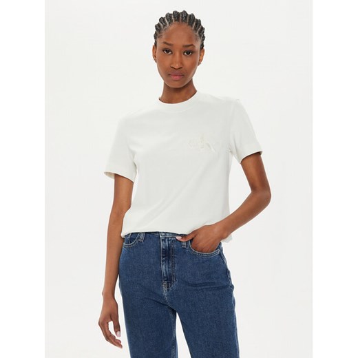 Calvin Klein Jeans T-Shirt Satin Applique J20J223925 Écru Regular Fit ze sklepu MODIVO w kategorii Bluzki damskie - zdjęcie 182721318