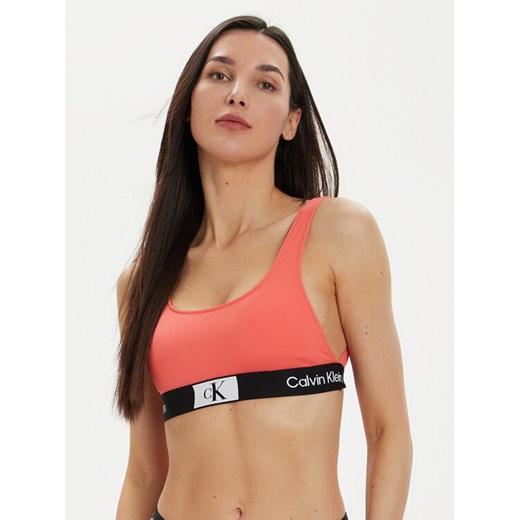 Calvin Klein Swimwear Góra od bikini KW0KW02354 Koralowy ze sklepu MODIVO w kategorii Stroje kąpielowe - zdjęcie 182721835