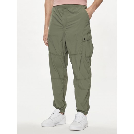 Gap Spodnie materiałowe 487058-01 Zielony Relaxed Fit ze sklepu MODIVO w kategorii Spodnie męskie - zdjęcie 182722016