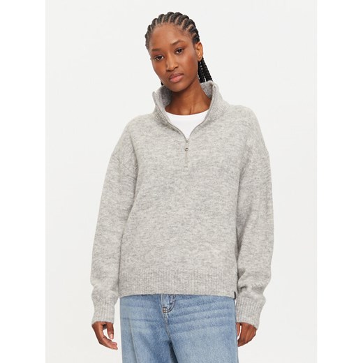Calvin Klein Jeans Sweter J20J224238 Szary Regular Fit ze sklepu MODIVO w kategorii Swetry damskie - zdjęcie 182722135