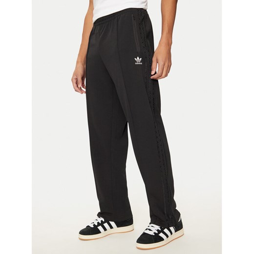 adidas Spodnie dresowe Monogram IZ2539 Czarny Regular Fit ze sklepu MODIVO w kategorii Spodnie męskie - zdjęcie 182722725