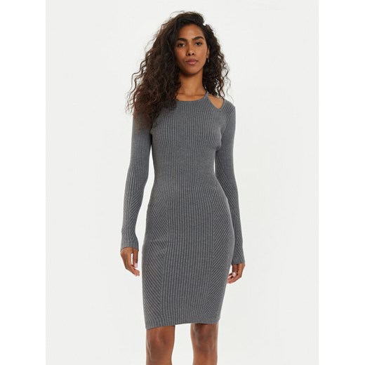 Guess Sukienka dzianinowa Vanessa W4BK24 Z3I22 Szary Regular Fit ze sklepu MODIVO w kategorii Sukienki - zdjęcie 182723486