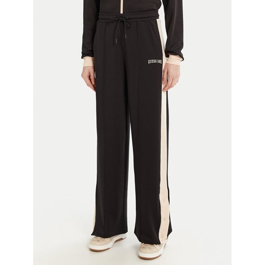 Guess Spodnie dresowe V5RB00 KCO72 Brązowy Regular Fit ze sklepu MODIVO w kategorii Spodnie damskie - zdjęcie 182724109