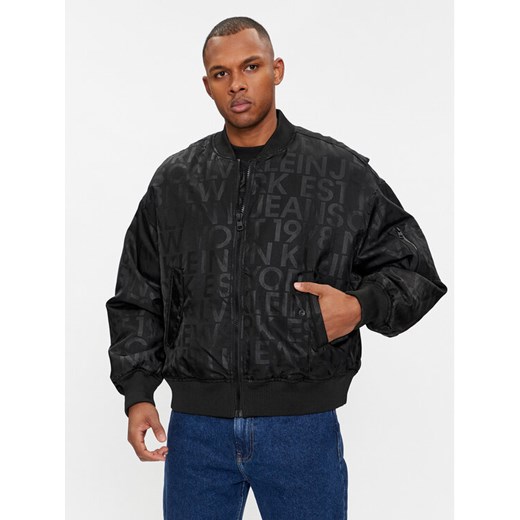 Calvin Klein Jeans Kurtka bomber Logo Aop J30J324658 Czarny Oversize ze sklepu MODIVO w kategorii Kurtki męskie - zdjęcie 182724116