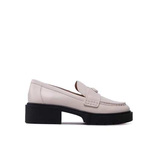 Coach Loafersy Leah CB990 Beżowy ze sklepu MODIVO w kategorii Półbuty damskie - zdjęcie 182724575