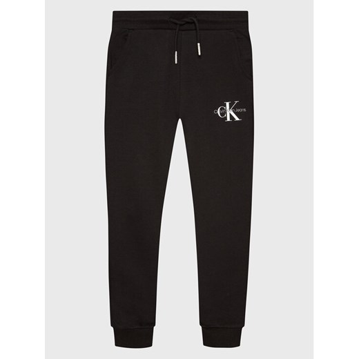 Calvin Klein Jeans Spodnie dresowe IU0IU00285 Czarny Relaxed Fit ze sklepu MODIVO w kategorii Spodnie chłopięce - zdjęcie 182725788