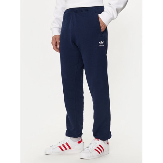 adidas Spodnie dresowe Trefoil Essentials IX7689 Granatowy Regular Fit ze sklepu MODIVO w kategorii Spodnie męskie - zdjęcie 182725889