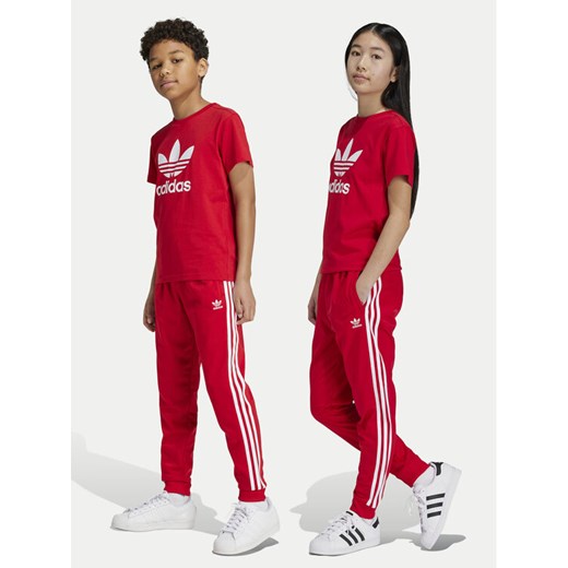 adidas Spodnie dresowe adicolor SST IX7631 Czerwony Regular Fit ze sklepu MODIVO w kategorii Spodnie dziewczęce - zdjęcie 182726168