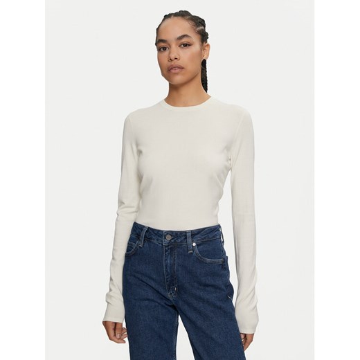 Calvin Klein Sweter K20K207681 Écru Regular Fit ze sklepu MODIVO w kategorii Swetry damskie - zdjęcie 182726717