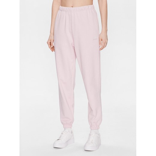New Balance Spodnie dresowe Athletics Remastered French Terry WP31503 Różowy Relaxed Fit ze sklepu MODIVO w kategorii Spodnie damskie - zdjęcie 182726775