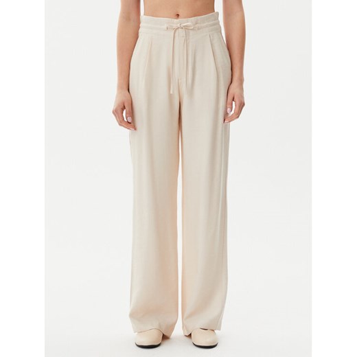 Calvin Klein Jeans Spodnie materiałowe J20J225339 Beżowy Straight Fit ze sklepu MODIVO w kategorii Spodnie damskie - zdjęcie 182727359