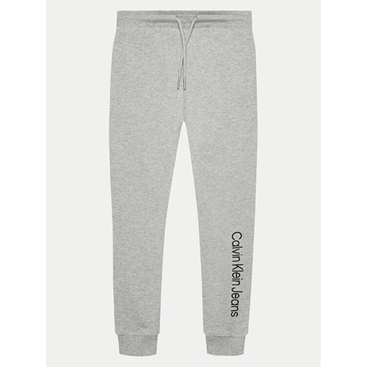 Calvin Klein Jeans Spodnie dresowe IU0IU00604 Szary Regular Fit ze sklepu MODIVO w kategorii Spodnie chłopięce - zdjęcie 182727378
