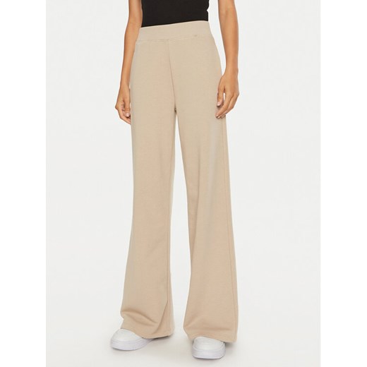 Calvin Klein Jeans Spodnie dresowe J20J222597 Beżowy Relaxed Fit ze sklepu MODIVO w kategorii Spodnie damskie - zdjęcie 182727495