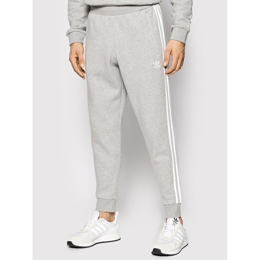 adidas Spodnie dresowe Classics GN3530 Szary Fitted Fit ze sklepu MODIVO w kategorii Spodnie męskie - zdjęcie 182727568